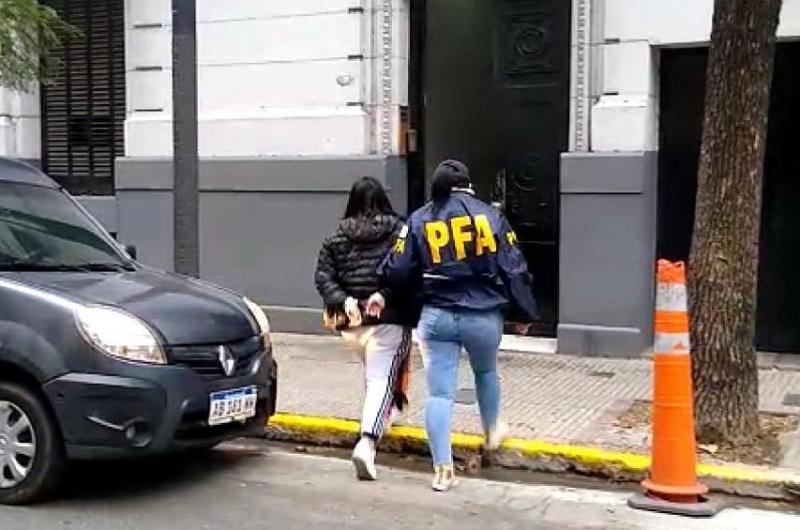 Se haciacutea pasar por promotora y estafaba con falsas ventas de automoacuteviles