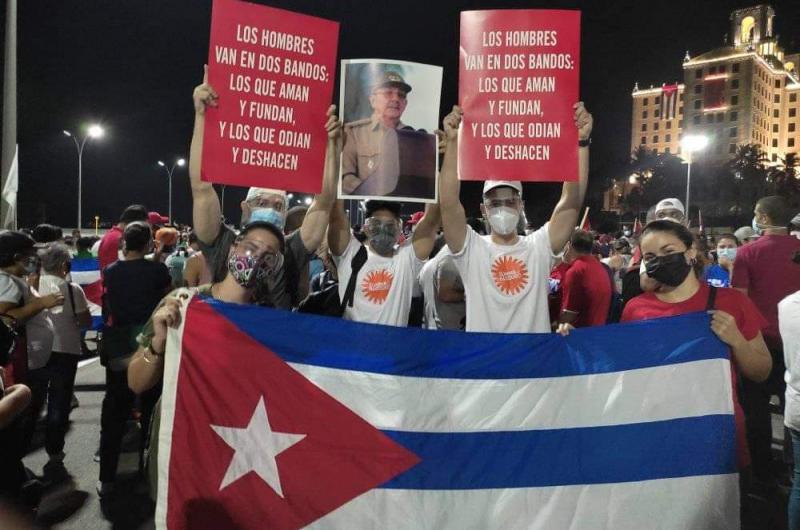Miles de personas acuden a un acto pro-reacutegimen en La Habana