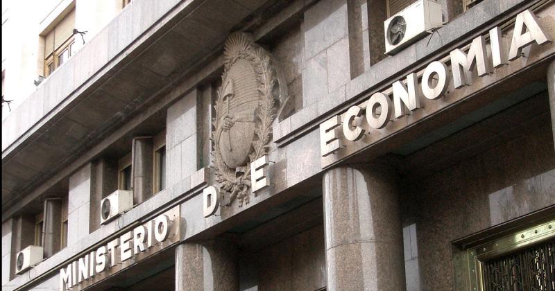 El deacuteficit fiscal superoacute los 500000 millones durante el primer semestre