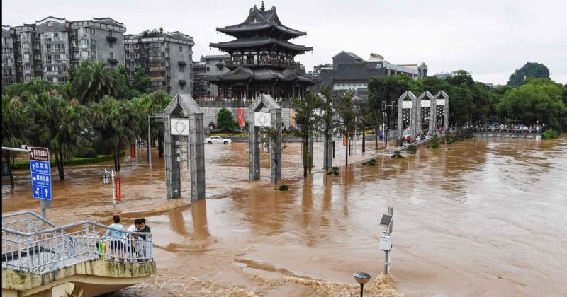 Al menos 12 muertos y maacutes de 100000 evacuados en China