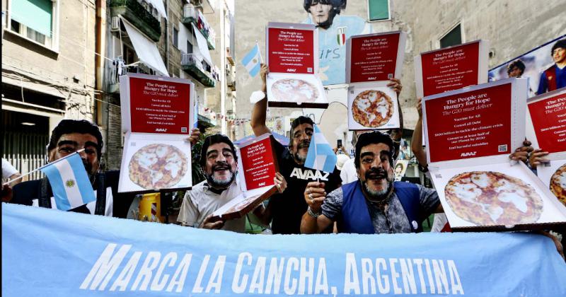 Activistas marchan con maacutescaras de Maradona