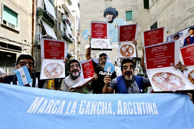 Activistas marchan con maacutescaras de Maradona