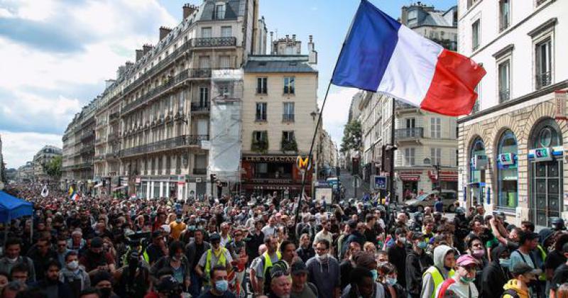 Miles de franceses se manifestaron contra medidas anticovid de Macron   