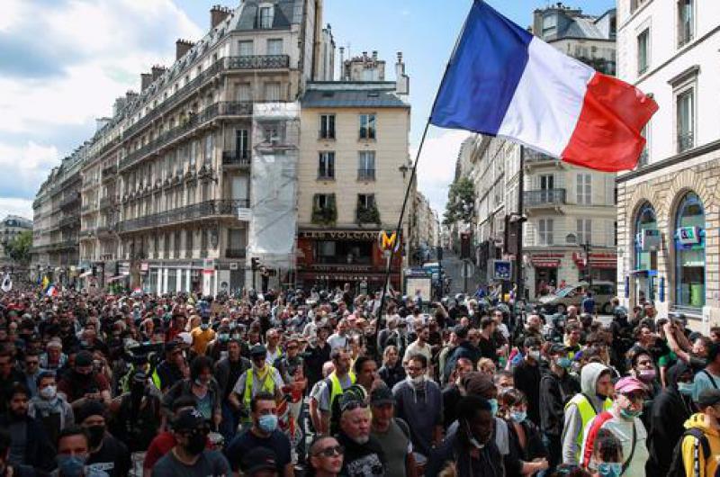 Miles de franceses se manifestaron contra medidas anticovid de Macron   
