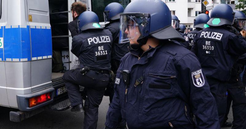 Al menos 600 detenidos en Berliacuten en una protesta contra restricciones