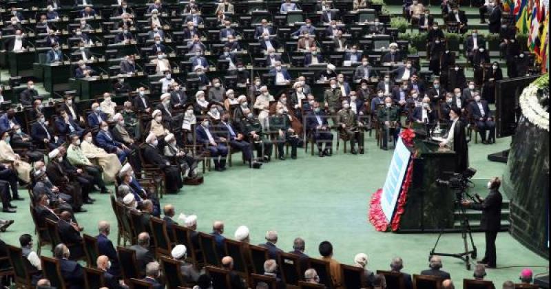 El ultraconservador Ebrahim Raisi juroacute como nuevo presidente de Iraacuten