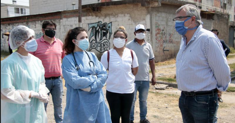 Jujuy aplicariacutea una tercera dosis al personal de salud