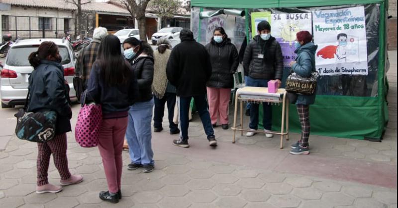 Continuacutea la instalacioacuten de vacunatorios moacuteviles en puntos estrateacutegicos de la ciudad
