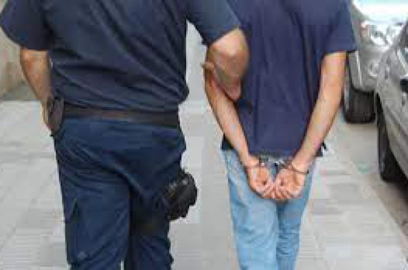 Teniacutea pedido de captura por delito de robo con arma blanca y fue arrestado