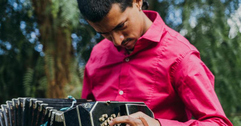 El bandoneonista Santiago Arias presenta en Tilcara su disco Evocacioacuten de Carnaval