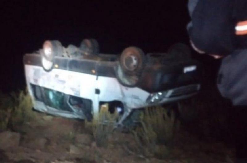 Minibus volcoacute en la localidad de El Aguilar y 11 personas quedaron atrapadas