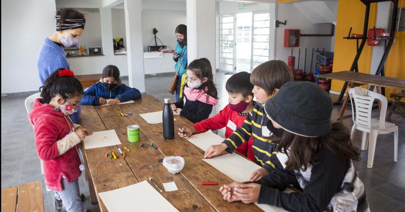 Con lecturas en vivo talleres y teatro continuacutea la Feria del Libro 2021