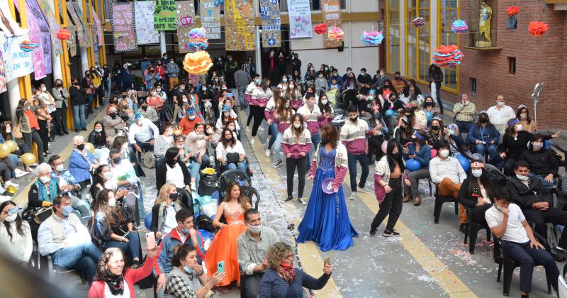 Valentina Fiad fue coronada como soberana del Santa Baacuterbara