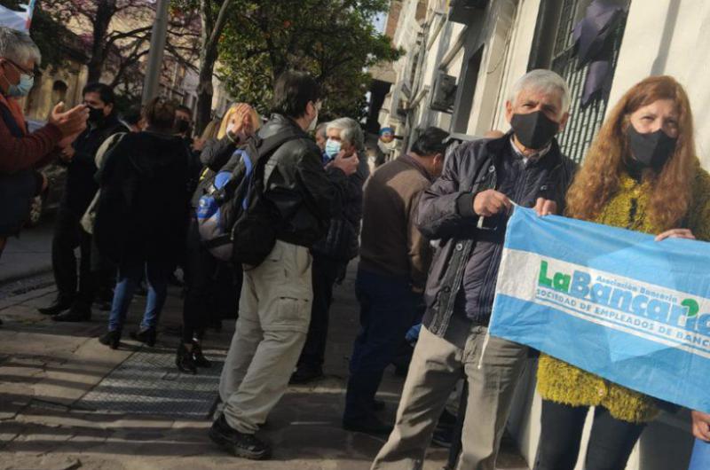 Trabajadores del Banco de Desarrollo continuacutean con el paro tras la disolucioacuten 