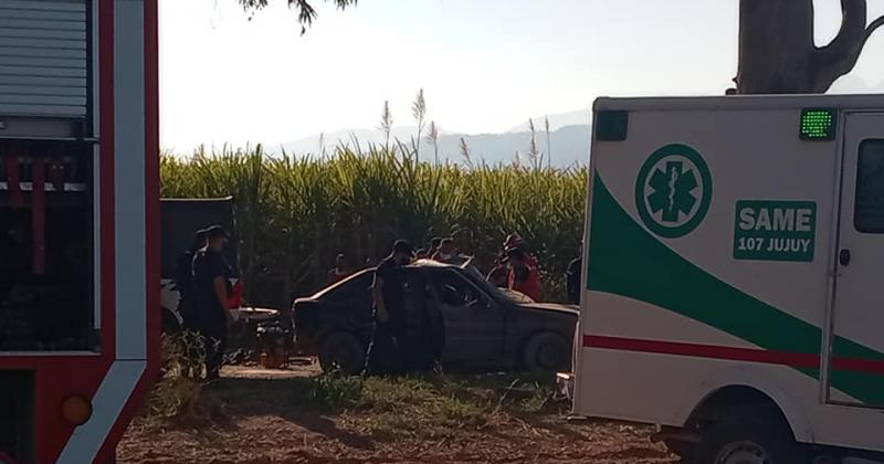 Violenta colisioacuten contra  un aacuterbol en Calilegua deja tres muertos y dos heridos