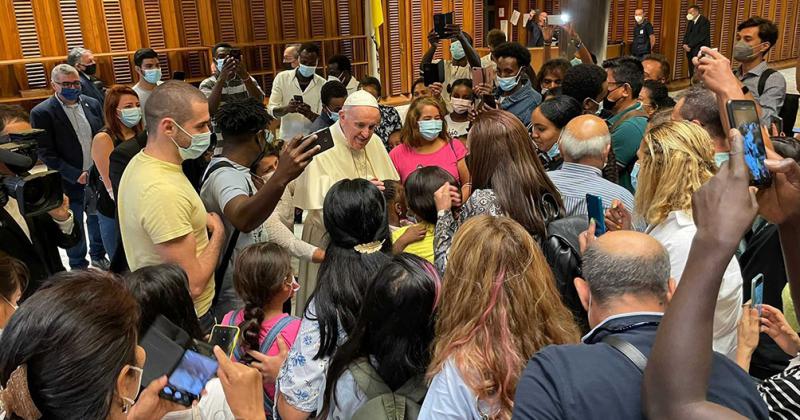 Papa Francisco recibioacute a refugiados llegados de Afganistaacuten
