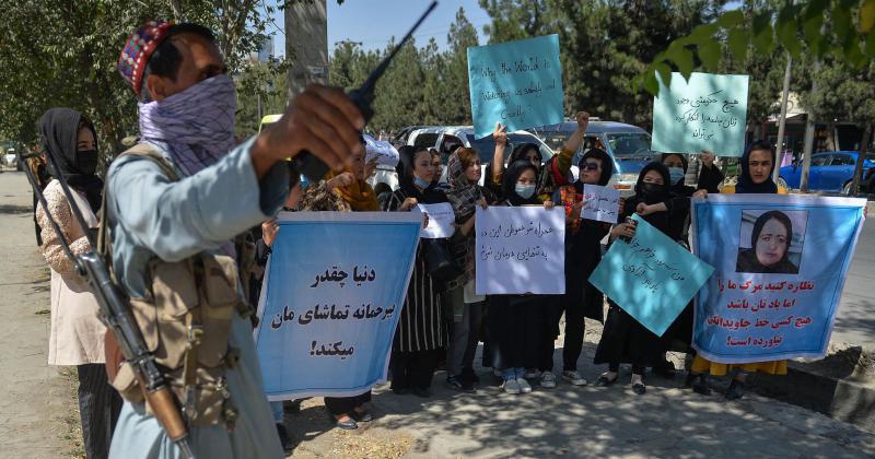 Talibanes prohiacuteben manifestaciones ante la repercusioacuten de las protestas de mujeres 