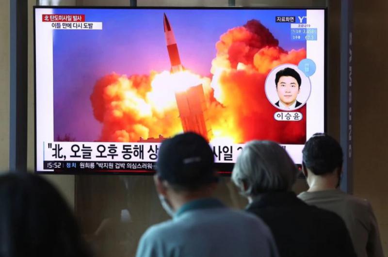 Corea del Norte dispara dos misiles baliacutesticos y Seuacutel responde con otro