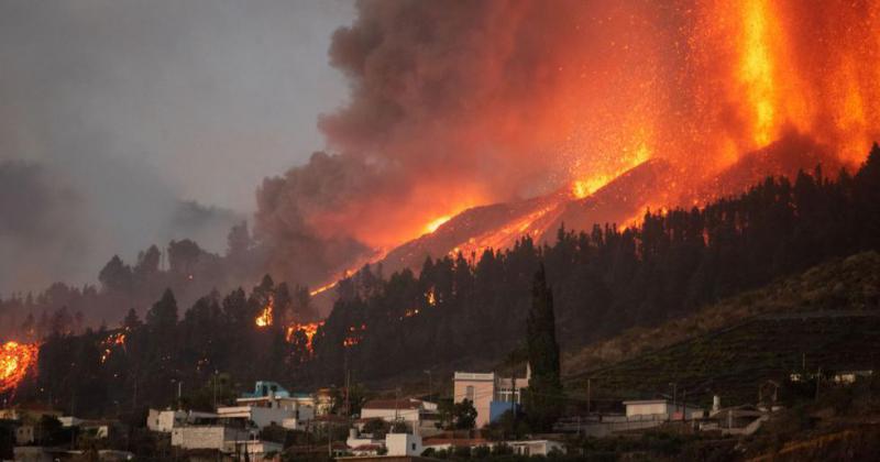 Erupcioacuten del volcaacuten Cumbre Vieja en Canarias obliga a una evacuacioacuten masiva