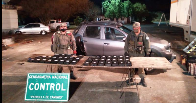 Secuestran 43 kilos de cocaiacutena en una camioneta y detienen a cuatro personas en Salta