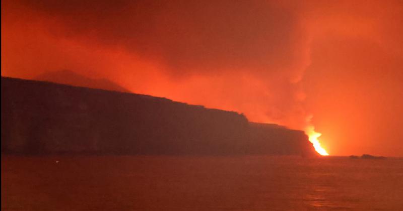 La lava del volcaacuten de La Palma entroacute en contacto con el mar