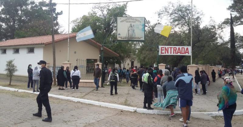 Cientos de fieles jujentildeos volvieron al Santuario de Riacuteo Blanco