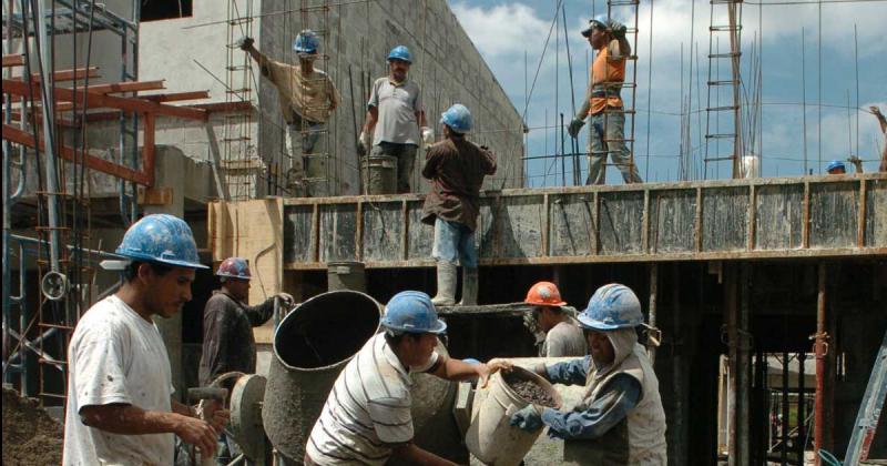 El sector de la construccioacuten se recupera y ya generoacute 80000 empleos en agosto
