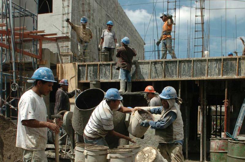 El sector de la construccioacuten se recupera y ya generoacute 80000 empleos en agosto