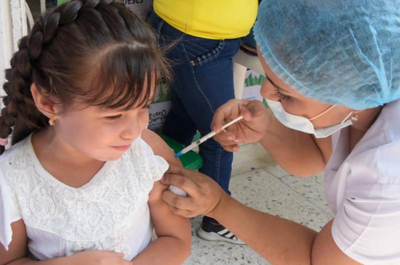 Pediatras avalan la vacunacioacuten a nintildeos