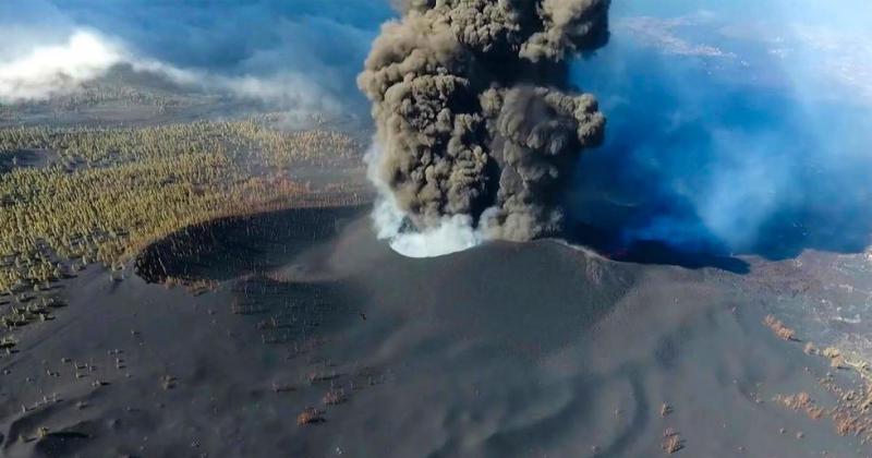 El volcaacuten sacude La Palma con un potente sismo y cierran el aeropuerto