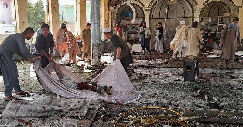 Al menos 55 muertos por un ataque explosivo en una mezquita de Afganistaacuten