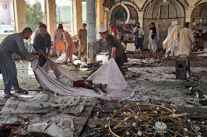 Al menos 55 muertos por un ataque explosivo en una mezquita de Afganistaacuten