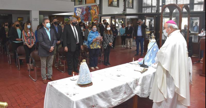 Imagen de la Virgen del Rosario de Riacuteo Blanco y Paypaya visitoacute la Legislatura