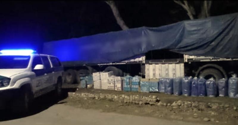 Detectan 12000 atados de cigarrillos y 200 kilos de hojas de coca en el semirremolque de un camioacuten