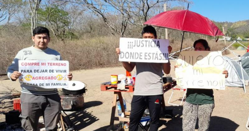 Estafados por Horizonte continuacutean con el acampe y a la espera de una solucioacuten