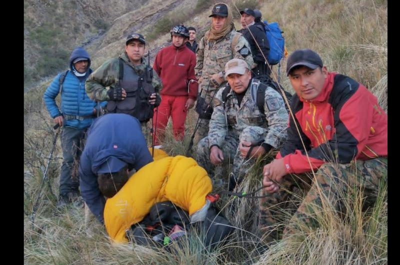 Rescatan con vida al escalador extraviado