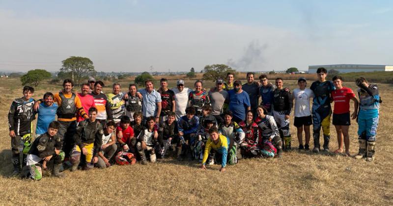 Dieron una cliacutenica de motocross para pilotos principiantes