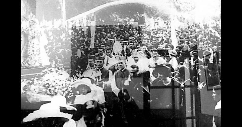 Imagen de la ceremonia de coronación pontificia de la Patrona de Jujuy ocurrida el 31 de octubre de 1920