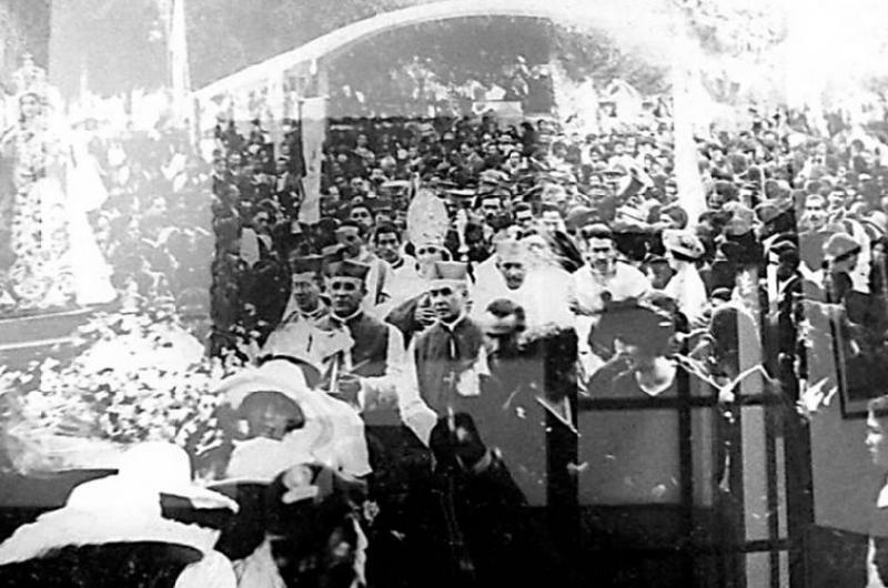 Imagen de la ceremonia de coronación pontificia de la Patrona de Jujuy ocurrida el 31 de octubre de 1920