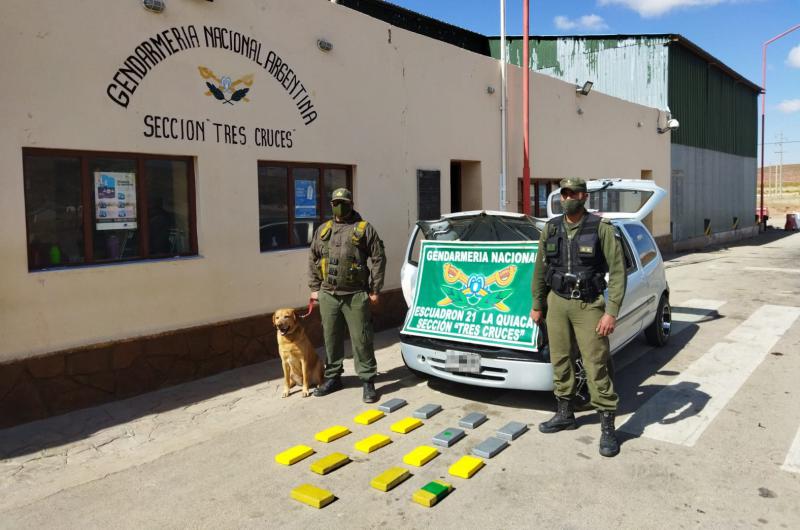 Detectan maacutes de 17 kilos de cocaiacutena en paneles de un auto