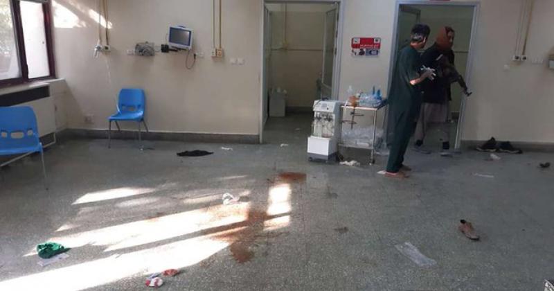 Decenas de muertos y heridos tras un ataque suicida en un hospital de Kabul