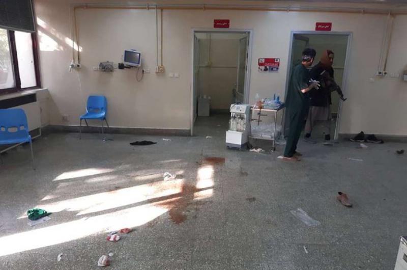 Decenas de muertos y heridos tras un ataque suicida en un hospital de Kabul