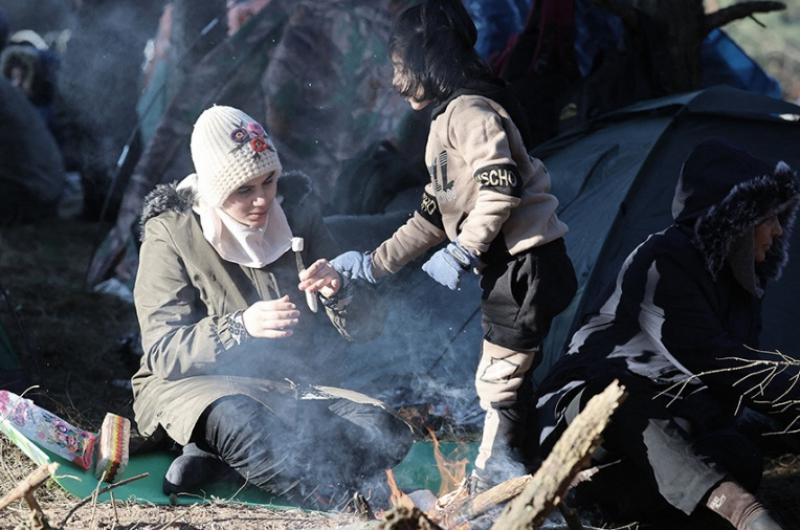 Miles de migrantes de Siria Irak y Aacutefrica intentan ingresar a  Europa 