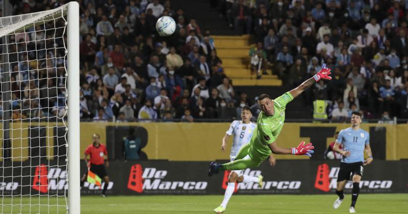 Argentina vencioacute a Uruguay con un golazo de Di Mariacutea