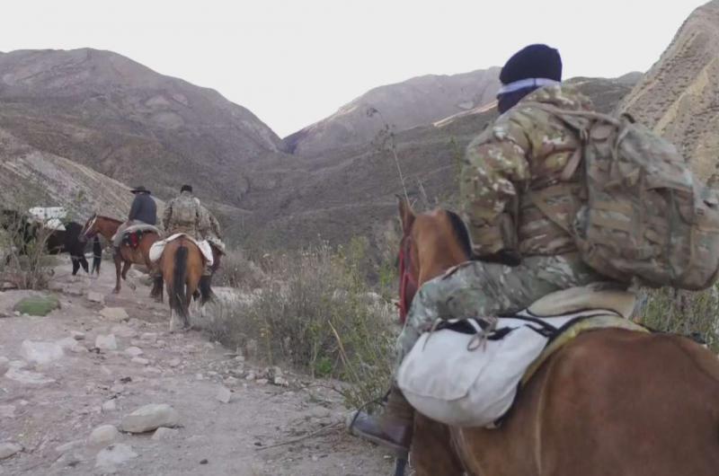 A lomo de mula trasladan urnas hacia pueblos rurales