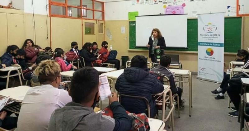 Capacitan a estudiantes sobre acoso y  violencia escolar