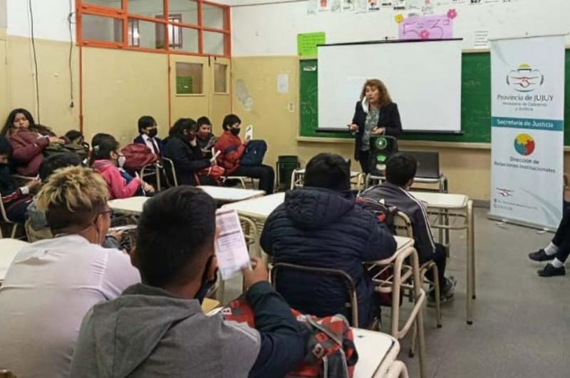 Capacitan a estudiantes sobre acoso y  violencia escolar