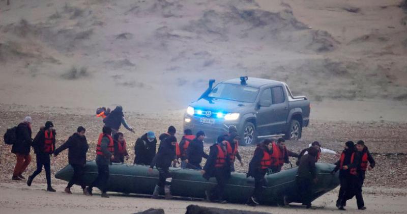 Al menos 31 muertos tras volcar un bote con migrantes en el Canal de la Mancha