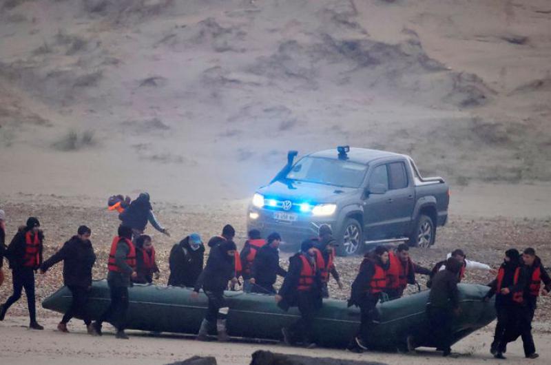 Al menos 31 muertos tras volcar un bote con migrantes en el Canal de la Mancha