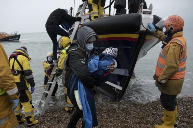 Los cruces por la cuestioacuten migratoria tensan relacioacuten entre Pariacutes y Londres